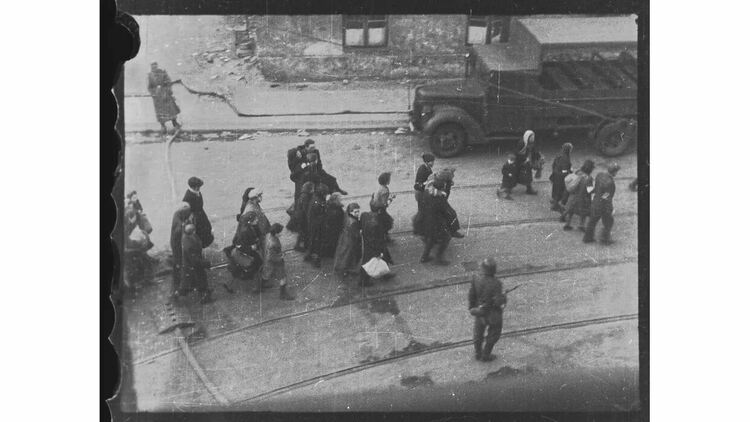 Документалният HBO Original филм &bdquo;33 снимки от гетото&ldquo; с премиера в HBO Max и по HBO