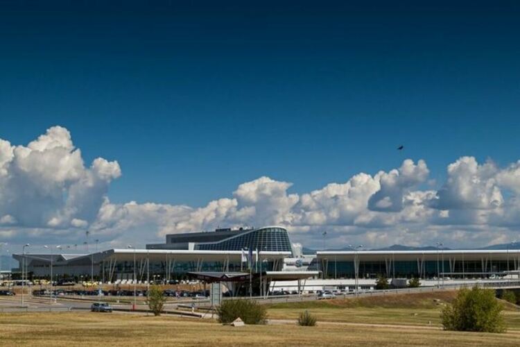 Концесионерът &bdquo;СОФ Кънект&ldquo; подготвя отговор до вицепремиера Гроздан Караджов за възстановяване на плащанията. Въпреки рекордните приходи и обслужените над 8.4 милиона пътници през миналата година вче пета година дружеството не плаща възнаграждение на държавата. Сн. СОФ Кънект