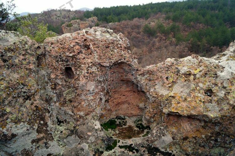 Скален трон