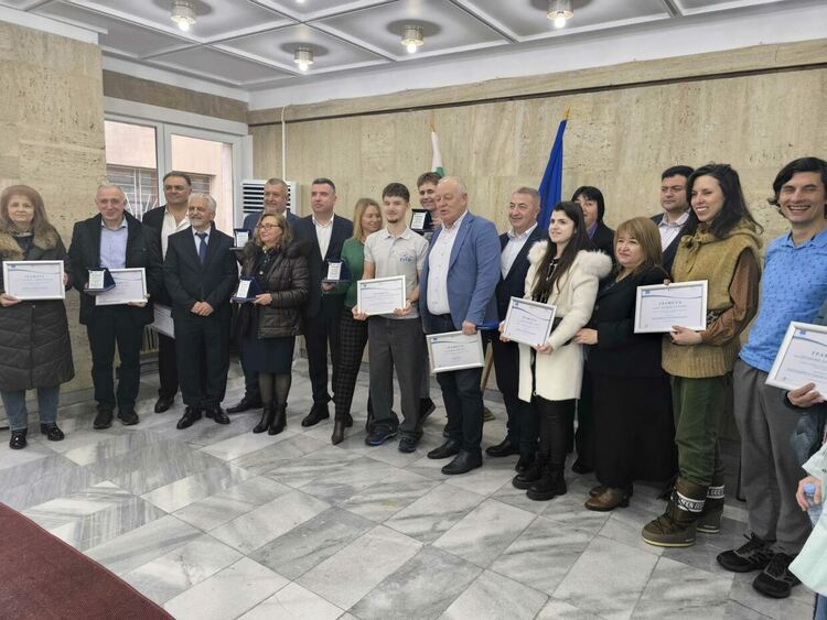 Общините Баните, Смолян и Борино бяха отличени като лидери в усвояването на средства по европейски програми 