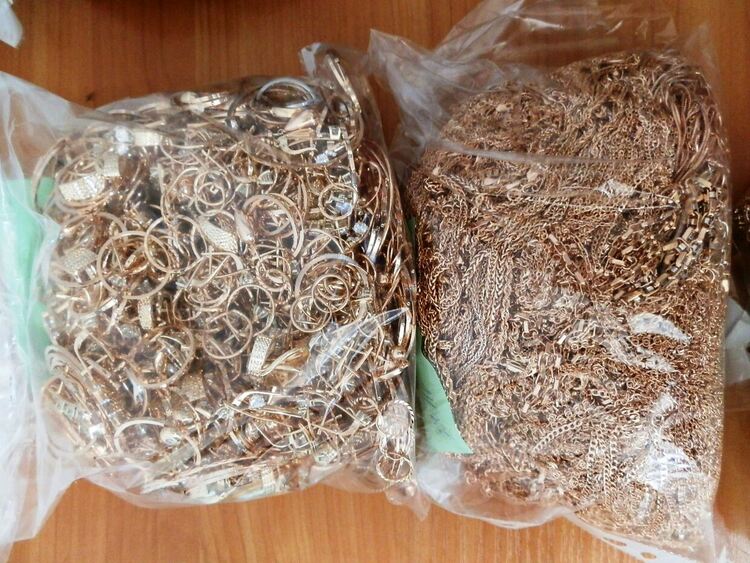 Задържаха златни изделия за над 150 000 лева в двама пътници в автобус 