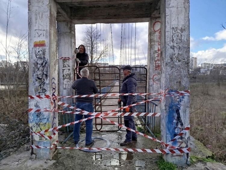 Тинейджъри си правят селфи на непроходимия въжен мост на Кърджали,от Общината притеснени за инцидент