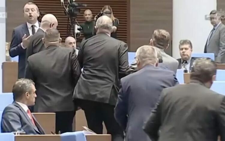 С голям скандал между депутати парламентът оряза секциите извън ЕС