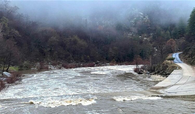 Залят мост над река Арда отново прекъсна единствената пътна връзка за шест села в Ардинско
