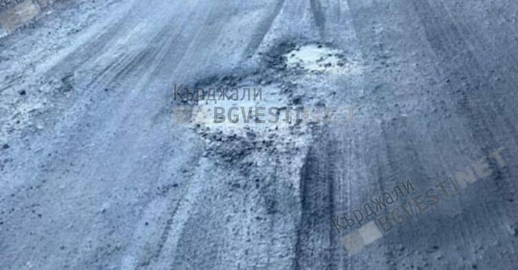 Граждани негодуват за спрения ремонт на пътя Енчец-Дъждовница,Общината уверява, че го подновява с подобряване на времето