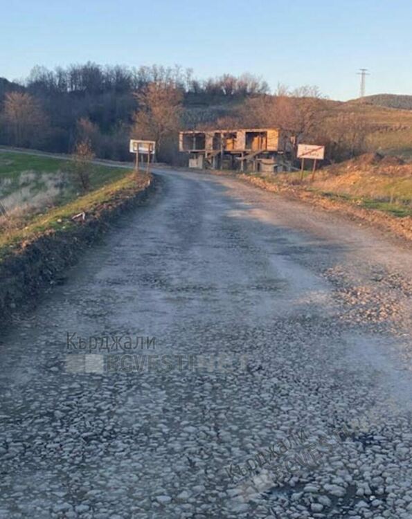 Граждани негодуват за спрения ремонт на пътя Енчец-Дъждовница,Общината уверява, че го подновява с подобряване на времето