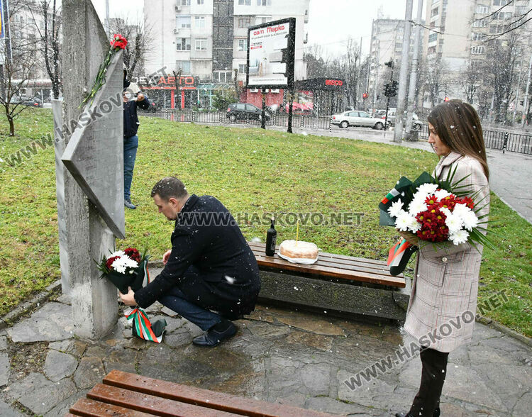 Хасково почете с цветя и панихида жертвите на комунистическия режим