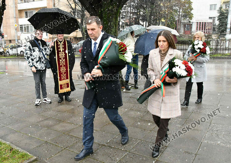 Хасково почете с цветя и панихида жертвите на комунистическия режим