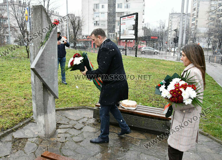 Хасково почете с цветя и панихида жертвите на комунистическия режим