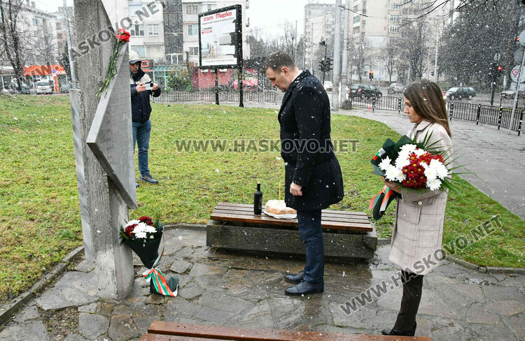 Хасково почете с цветя и панихида жертвите на комунистическия режим