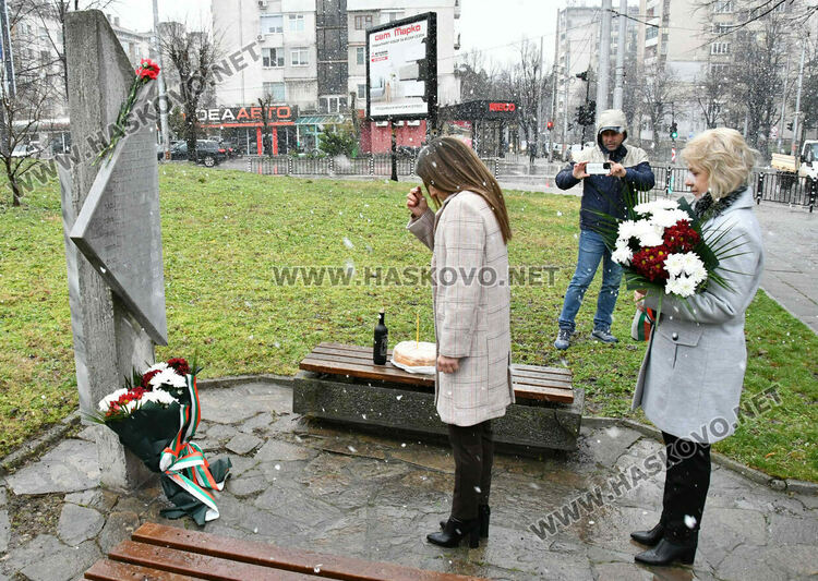 Хасково почете с цветя и панихида жертвите на комунистическия режим