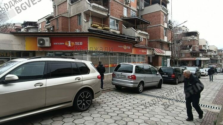Първи ден без левове в Кърджали, спомен са само табелите от китайските магазини/снимки/