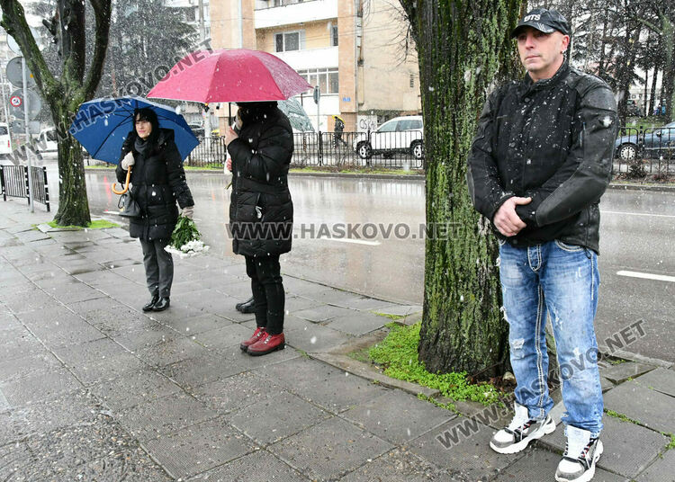 Хасково почете с цветя и панихида жертвите на комунистическия режим