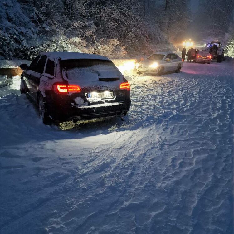 Ограничават движението на тежкотоварни автомобили през три родопски прохода заради снеговалеж ОБНОВЕНА Само с вериги през проходите,има много закъсали и леки катастрофи