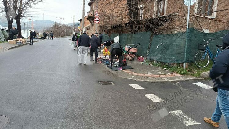 Първи ден без левове в Кърджали, спомен са само табелите от китайските магазини/снимки/
