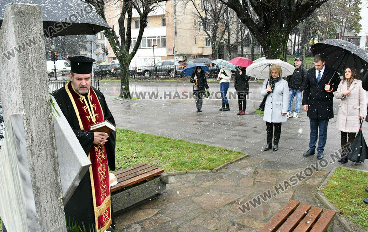 Хасково почете с цветя и панихида жертвите на комунистическия режим