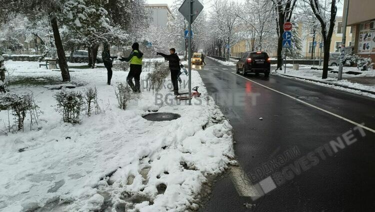 Кърджали се чисти усилено от снега,машини излязоха още снощи