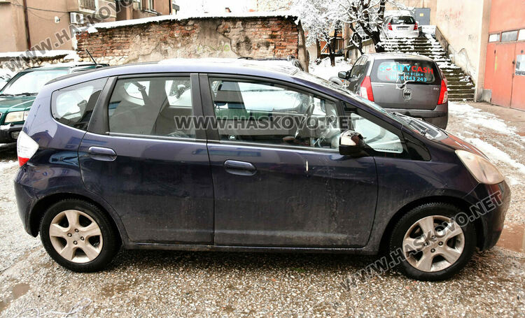 Камери заснеха младеж да чупи с крак огледало на кола посред бял ден в Хасково