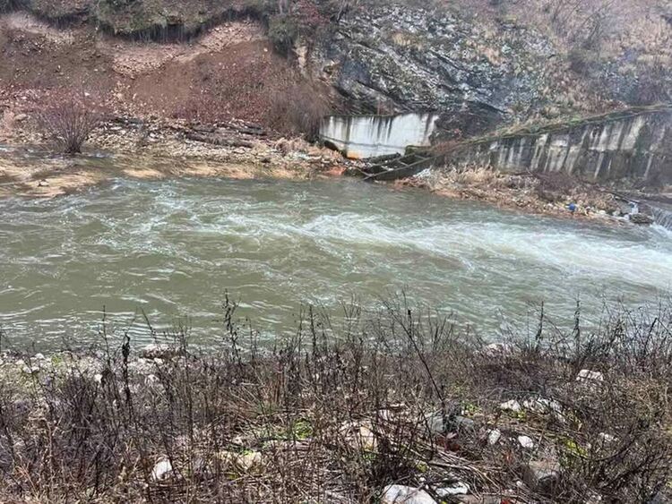 Сигнал за замърсяване на река Чепеларска след село Хвойна със слама и оборска тор