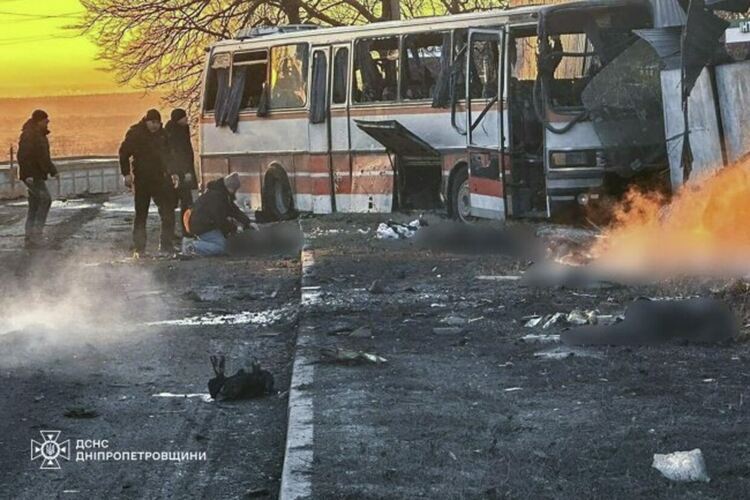 Смъртоносна руска атака с дрон срещу автобус с работници в Източна Украйна