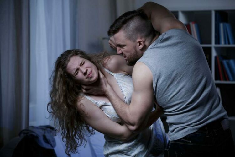 Разследват два случая на домашно насилие в Перник: Син преби майка си, мъж нанесе побой на жена