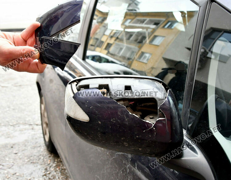 Камери заснеха младеж да чупи с крак огледало на кола посред бял ден в Хасково