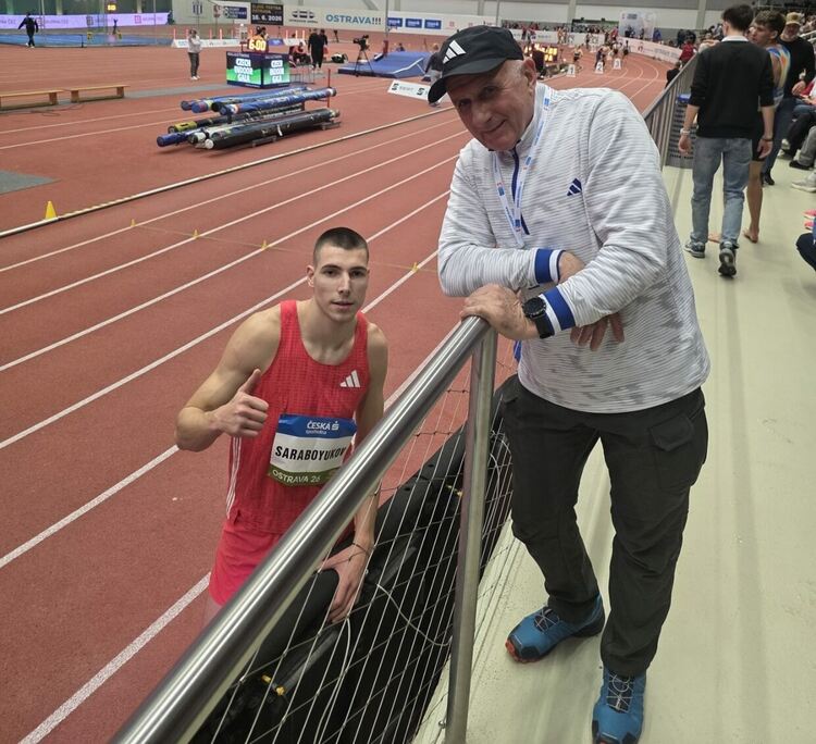 Божидар и треньорът му Димитър Карамфилов на турнира в Острава