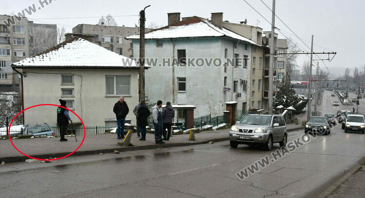 Кола потегли сама и се заби в ограда на къща в Хасково