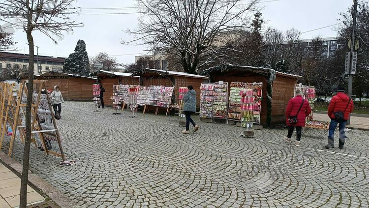 Базарът за мартеници в Кърджали отвори, стартира с новия сняг