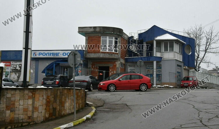 Кола потегли сама и се заби в ограда на къща в Хасково