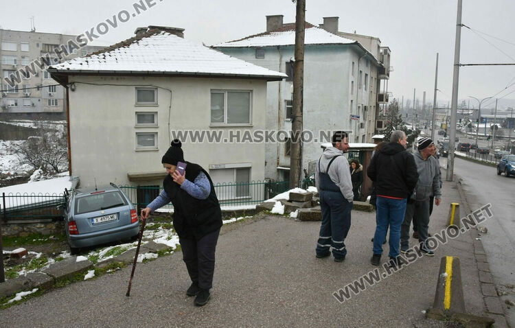 Кола потегли сама и се заби в ограда на къща в Хасково