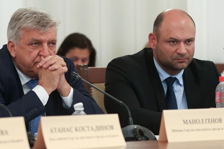 По непотвърдена информация министър Генов подкрепил отстраняването на Виктор Атанасов (вдясно)