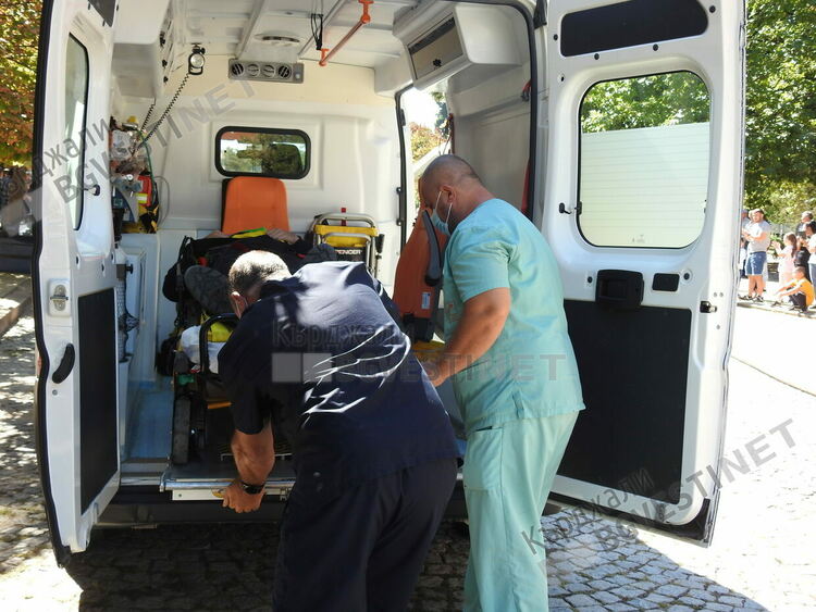 Пожарникари помогнаха на спешни медици за пациент в Телчарка