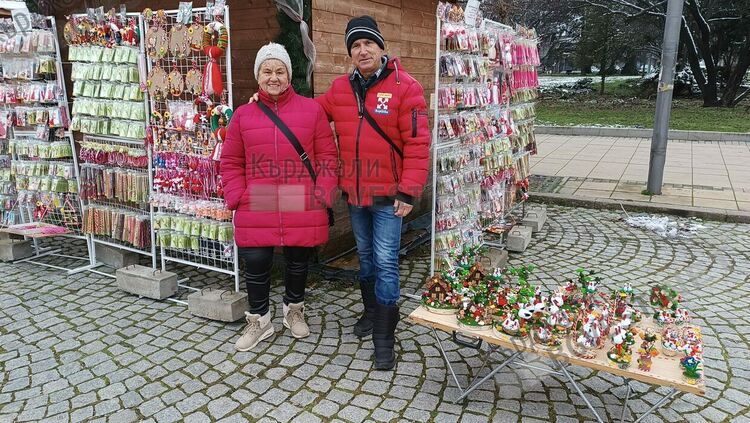 Базарът за мартеници в Кърджали отвори, стартира с новия сняг