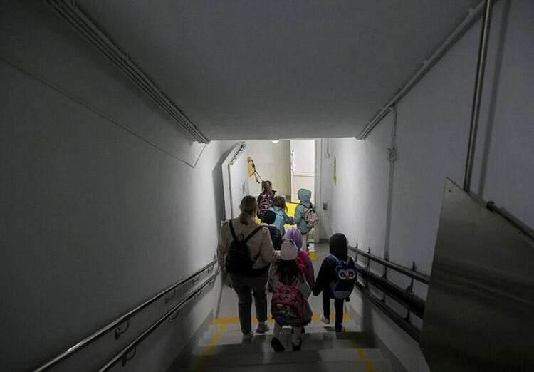 Деца слизат в бомбоубежище в Украйна, докато Русия ги атакува