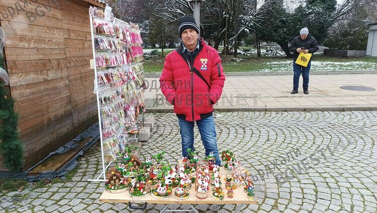Базарът за мартеници в Кърджали отвори, стартира с новия сняг