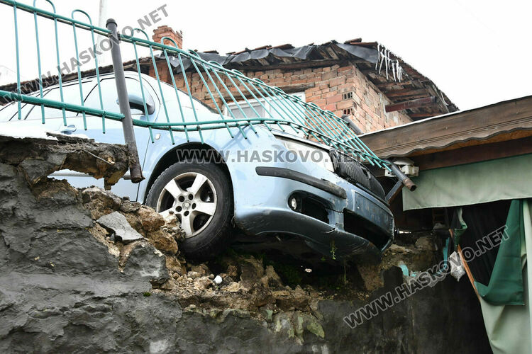 Кола потегли сама и се заби в ограда на къща в Хасково