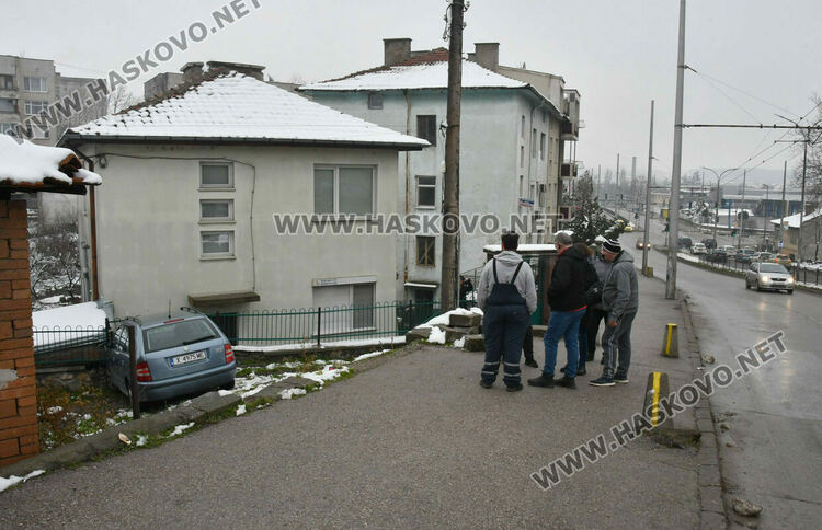 Кола потегли сама и се заби в ограда на къща в Хасково