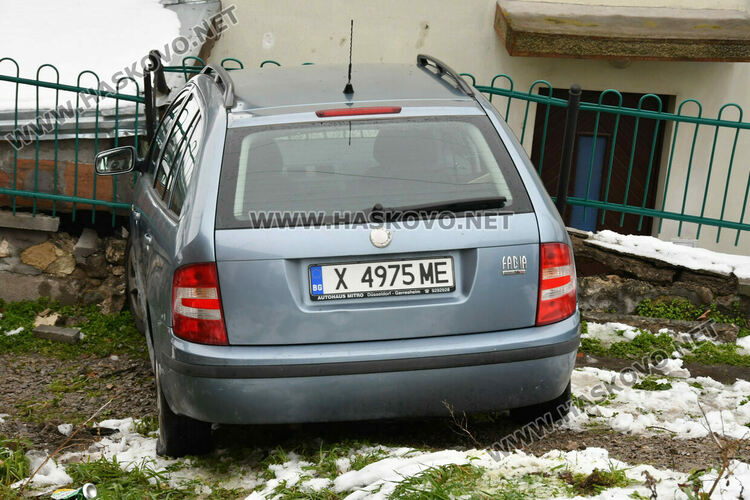 Кола потегли сама и се заби в ограда на къща в Хасково