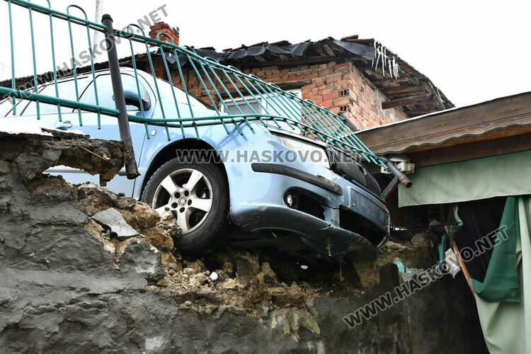 Кола потегли сама и се заби в ограда на къща в Хасково