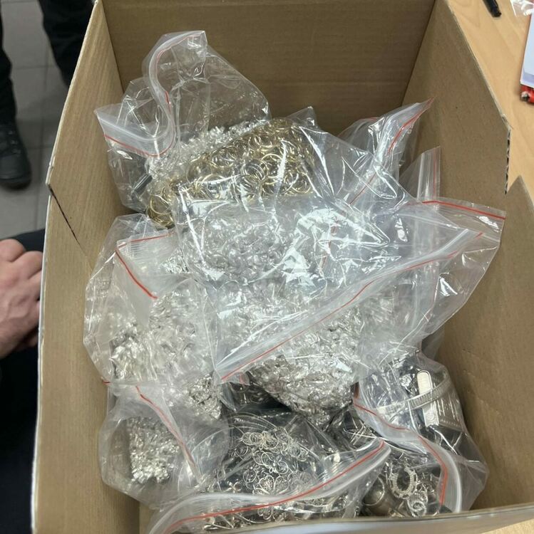 Задържаха контрабандно злато и сребро за над 50 000 евро в товарен автомобил 