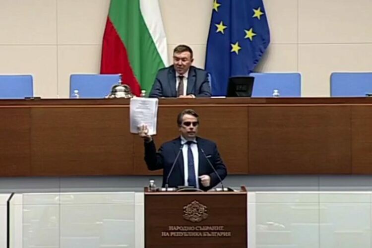 Секция по секция. 80-минутният протест на Асен Василев срещу орязването на вота извън ЕС