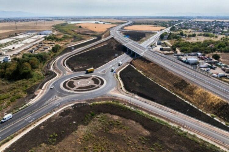 Магистрала &bdquo;Европа&ldquo; (63 км), която свързва София със Сърбия през ГКПП &bdquo;Калотина&ldquo; окончателно беше завършена през септември 2025 г. Сн.МРРБ