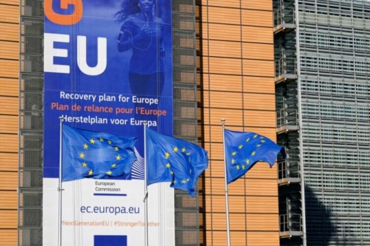 България трябва да направи реформите по Плана за възстановяване и устойчивост (ПВУ) преди извънредните парламентарни избори през април, ако иска да спаси 2.5 млрд. евро по оставащите две плащания. Сн. ЕК