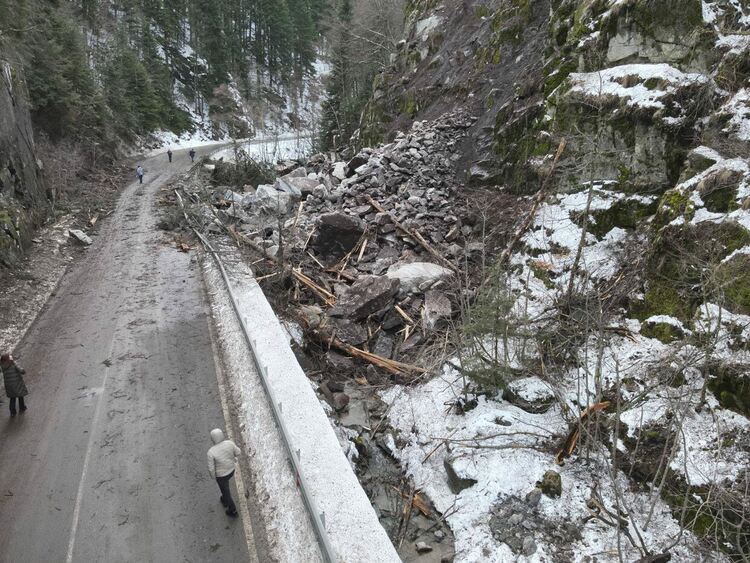 Свлачища и паднали скални маси затрудняват движението в страната