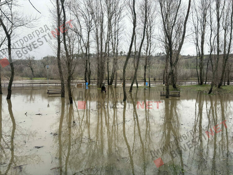 Барбекю зоната в парк &bdquo;Марица&ldquo; е залята от водите на реката