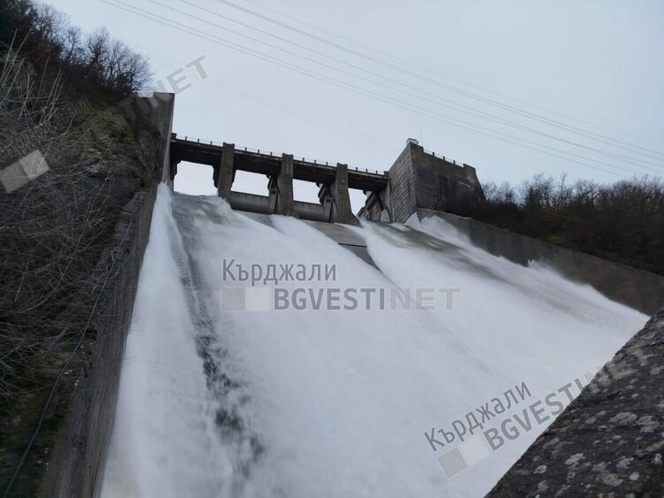 Отвориха преливниците на яз."Кърджали"