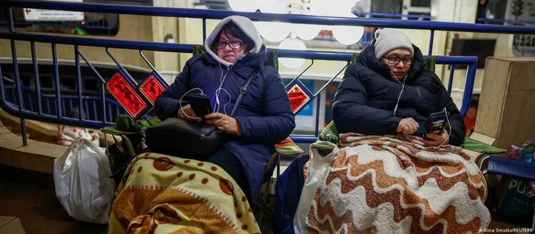 Киевчани търсят убежище в метрото по време на руска ракетна атака