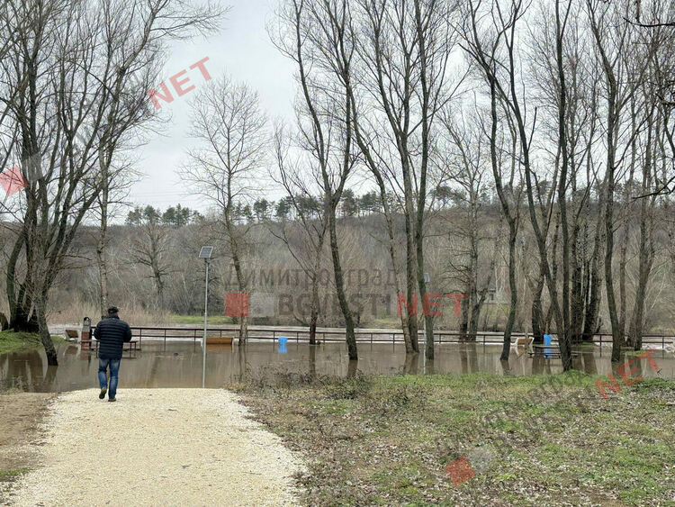 Барбекю зоната в парк &bdquo;Марица&ldquo; е залята от водите на реката