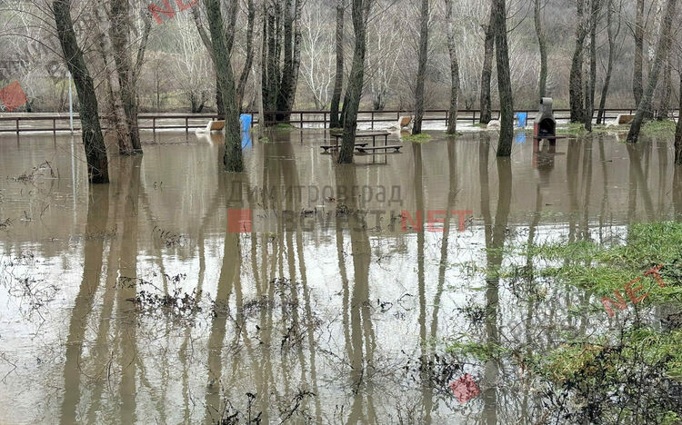 Барбекю зоната в парк &bdquo;Марица&ldquo; е залята от водите на реката